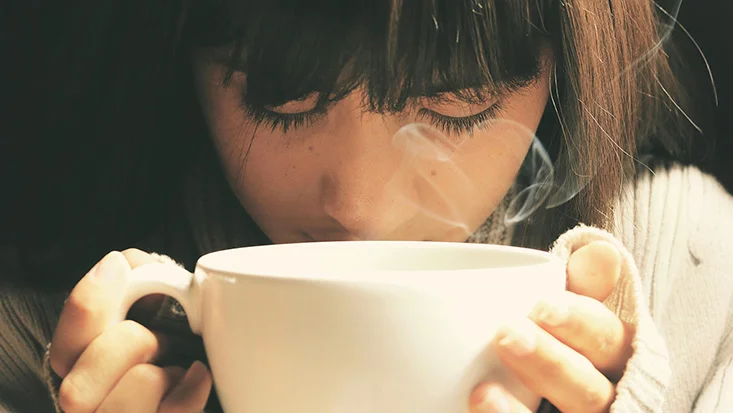 AIWA Kettle RYUJIN-girl drinking hot tea